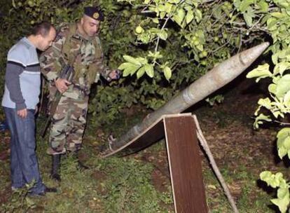Un militar libanés inspecciona uno de los ocho cohetes listos para ser disparados contra Israel.