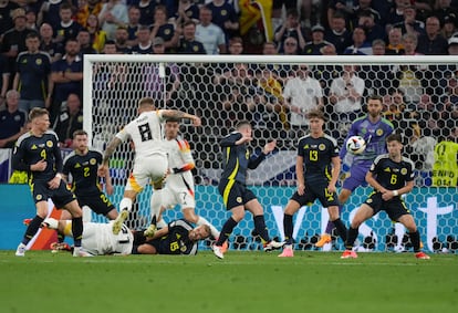 Toni Kroos de Alemania, dispara a portería en un momento del encuentro.