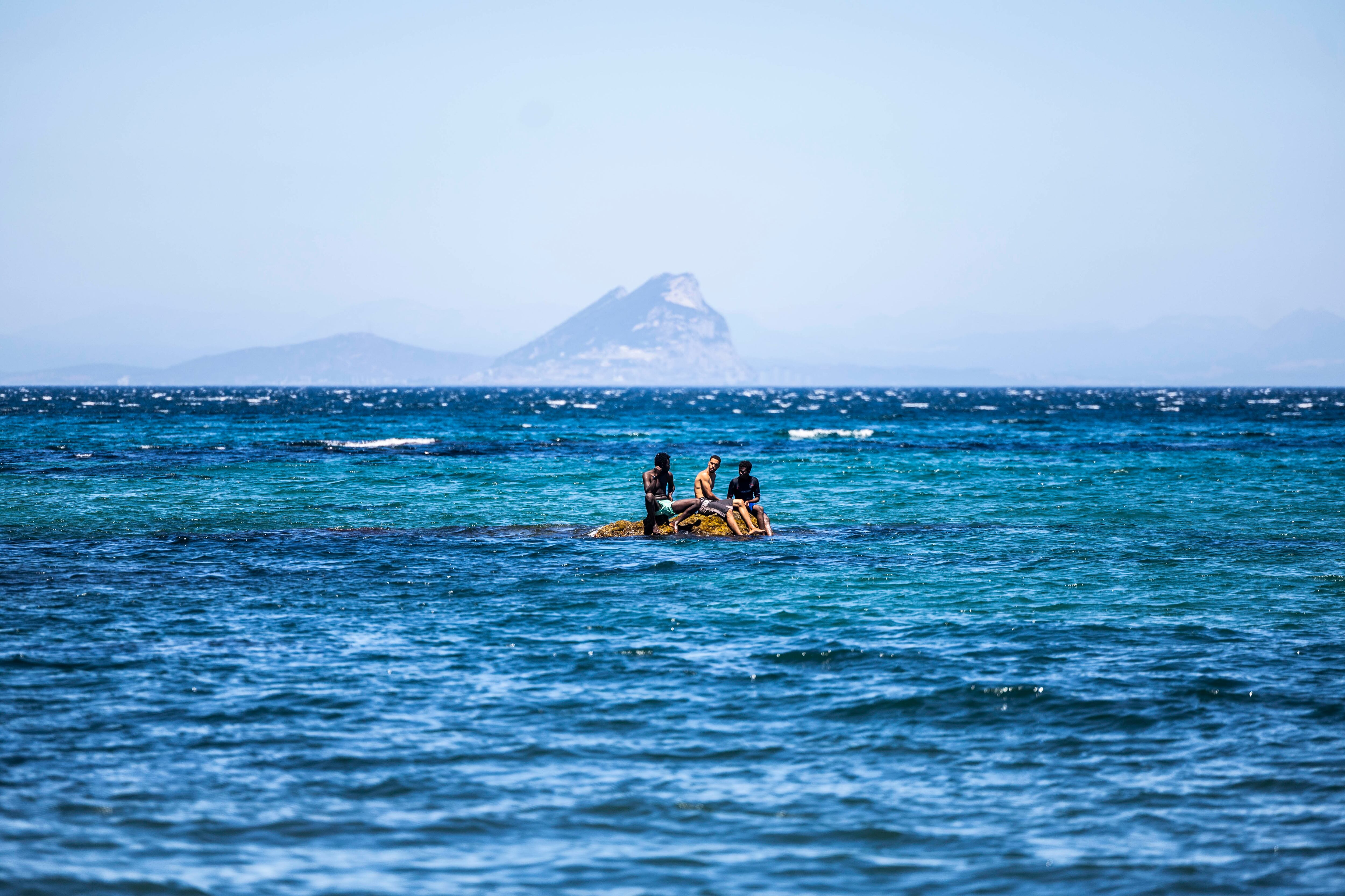 Un grupo de migrantes frente a la costa de Ceuta.