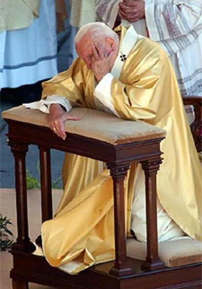 El Papa, con mejor aspecto que en días precendentes, se reclina durante la consagración.
