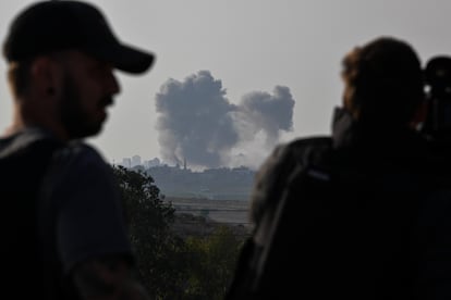 Medios de comunicación fotografían y graban un ataque israelí contra edificios en la ciudad de Gaza, el lunes.