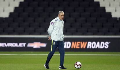 Tite observa treinamento no MK Stadium, na Inglaterra.