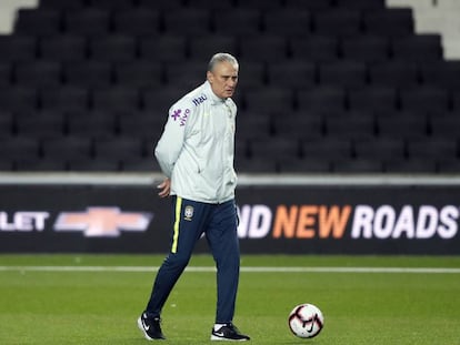 Tite observa treinamento no MK Stadium, na Inglaterra.