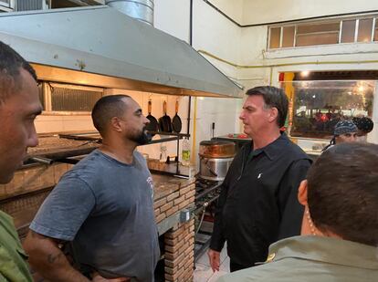 Bolsonaro conversa com dono de pizzaria no Guarujá, em São Paulo, onde passa o carnaval.