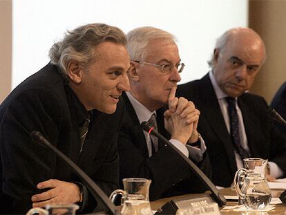 Álex Grijelmo, Víctor García de la Concha y Francisco González (de izquierda a derecha).