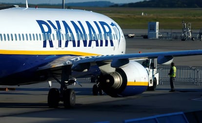 Un avi&oacute;n de Ryanair en el aeropuerto alem&aacute;n de Frankfurt-Hahn.