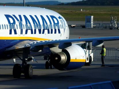 Un avi&oacute;n de Ryanair en el aeropuerto alem&aacute;n de Frankfurt-Hahn.