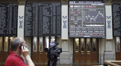 Un cámara ante un panel informativo de la bolsa de Madrid este lunes tras el referéndum griego.