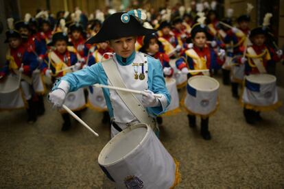 Tamborileros con sus uniformes marchan en la tradicional Tamborrada Infantil.
