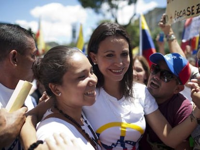 A deputada María Corina Machado (centro).