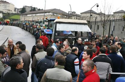 Manifestaci&oacute;n de ganaderos detr&aacute;s de la sede de la Xunta, en Santiago. 