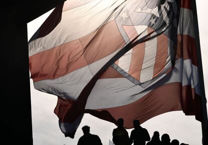 Aficionados del Atlético de Madrid se acercan al estadio para seguier el derbi.