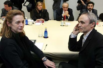 Pilar Manjón y Jesús Ramírez, de la Asociación 11-M, ayer, durante la reunión con Peces-Barba, frente a ellos.