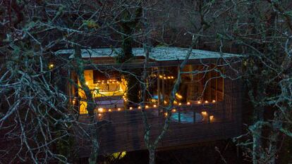 Decoración con guirnaldas de velas en las Cabañitas del Bosque, en Outes (A Coruña).