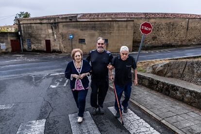 María Soledad Domínguez y Desiderio Hernández, junto a su hijo José, este martes en Plasencia (Cáceres). 