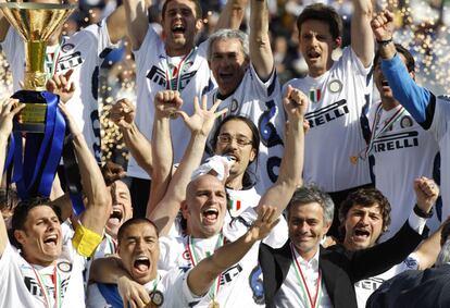 Mourinho, rodeado por los jugadores del Inter en la celebración del 'Scudetto' conquistado por el equipo italiano en 2010.