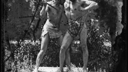 Placa fotográfica de Ramón y Cajal (derecha) jugando con un amigo.