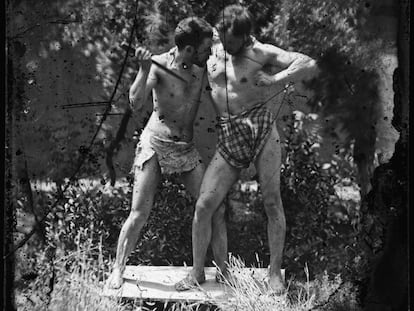 Placa fotográfica de Ramón y Cajal (derecha) jugando con un amigo.