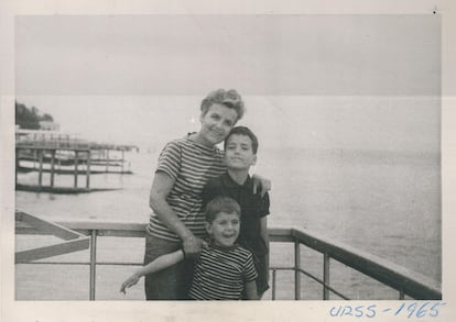 Teresa Pàmies, con sus dos hijos pequeños, Antonio y Sergi, en la URSS, en 1965. / Sergi Pàmies (archivo familiar)