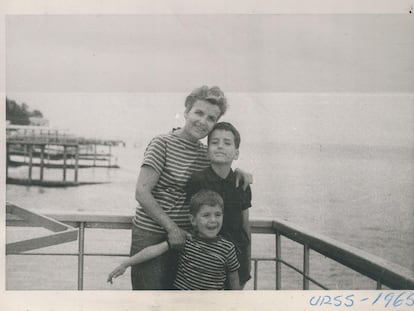 Teresa Pàmies, con sus dos hijos pequeños, Antonio y Sergi, en la URSS, en 1965. / Sergi Pàmies (archivo familiar)