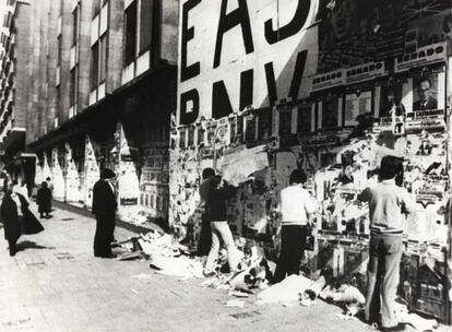 Militantes del PNV limpian las calles de Bilbao de los carteles de propaganda política de las elecciones municipales de 1979.