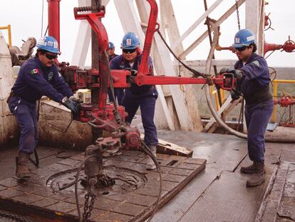 Trabajadores de Pemex en un pozo de tierra. 