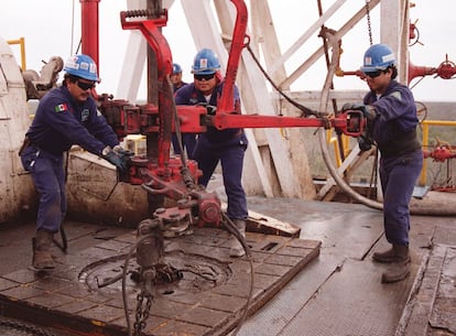 Trabajadores de Pemex en un pozo de tierra.