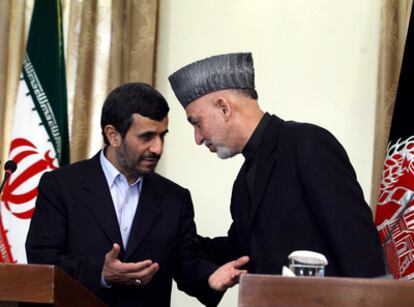 El presidente iraní, Mahmud Ahmadineyad, y el presidente afgano, Hamid Karzai, en la rueda de prensa durante su primera visita oficial a Kabul.