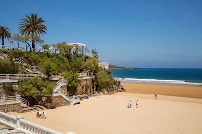 Bajamar frente a los jardines de Piquío, momento en que las dos playas de El Sardinero forman un todo continuo