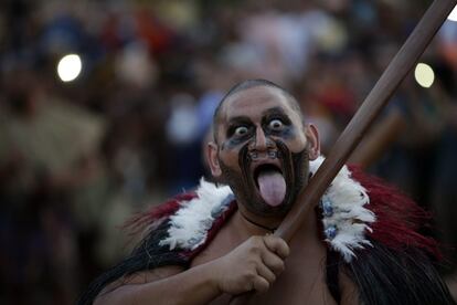 Um integrante da etnia Maori, da Nova Zelândia, participa da cerimônia do fogo na abertura dos Jogos, em 22 de outubro. A competição recebe indígenas de diferentes países da América e de etnias da Rússia, Finlândia, Estados Unidos, Congo, Nova Zelândia e Mongolia, entre outros.