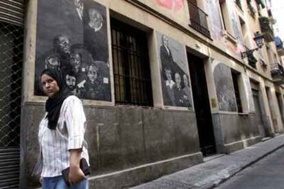 Una mujer pasea por una de las calles del barrio del Raval.