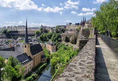 Panorámica de la ciudad de Luxemburgo y el río Alzette.