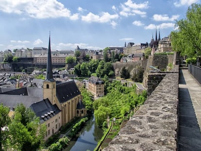 Panorámica de la ciudad de Luxemburgo y el río Alzette.