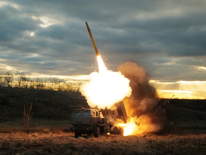 Un cohete Himars es disparado contra una posición rusa el 29 de diciembre de 2023 en un lugar sin especificar del frente de Ucrania.