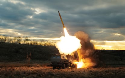 Un cohete Himars es disparado contra una posición rusa el 29 de diciembre de 2023 en un lugar sin especificar del frente de Ucrania.