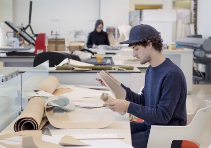Adrián Salvador, director creativo, en uno de los talleres de Ubrique donde se fabrican los bolsos.