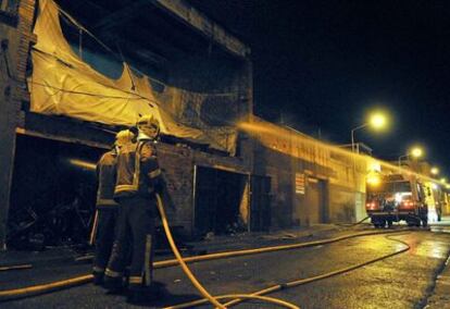 Un incendio ha quemado esta madrugada un edificio de tres plantas en Sabadell.