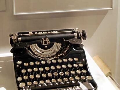 La máquina de escribir de Jack Kerouac, en una exposición en  Lowell (EE UU). Detrás, una imagen del escritor.