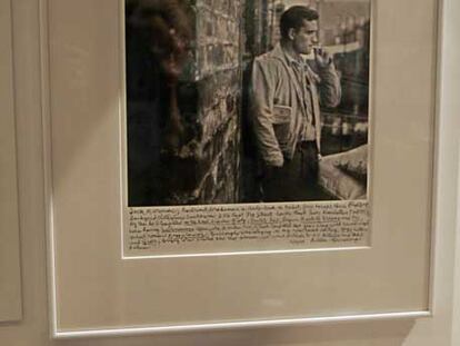 La máquina de escribir de Jack Kerouac, en una exposición en  Lowell (EE UU). Detrás, una imagen del escritor.