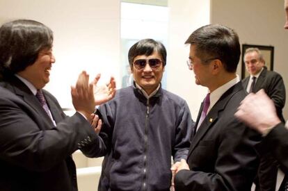 El abogado Chen Guangcheng (centro), acompa&ntilde;ado por el embajador de EE UU, Gary Locke (derecha).