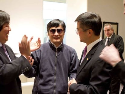 El abogado Chen Guangcheng (centro), acompa&ntilde;ado por el embajador de EE UU, Gary Locke (derecha).