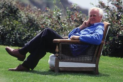 El escritor John Le Carre, David Cornwell, posa en su casa cerca de Penzance, en Cornwall, Inglaterra, el 7 de junio de 1993.