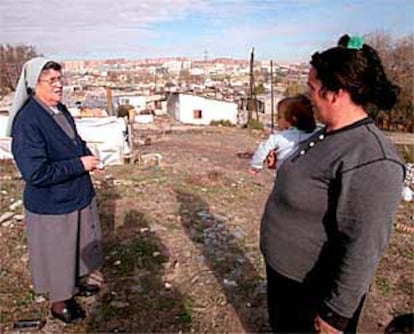 Una religiosa habla con una residente del poblado chabolista del Pozo del Huevo.