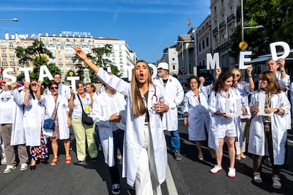 Un grupo de médicos con batas blancas se manifiesta ese viernes en Madrid durante la huelga.