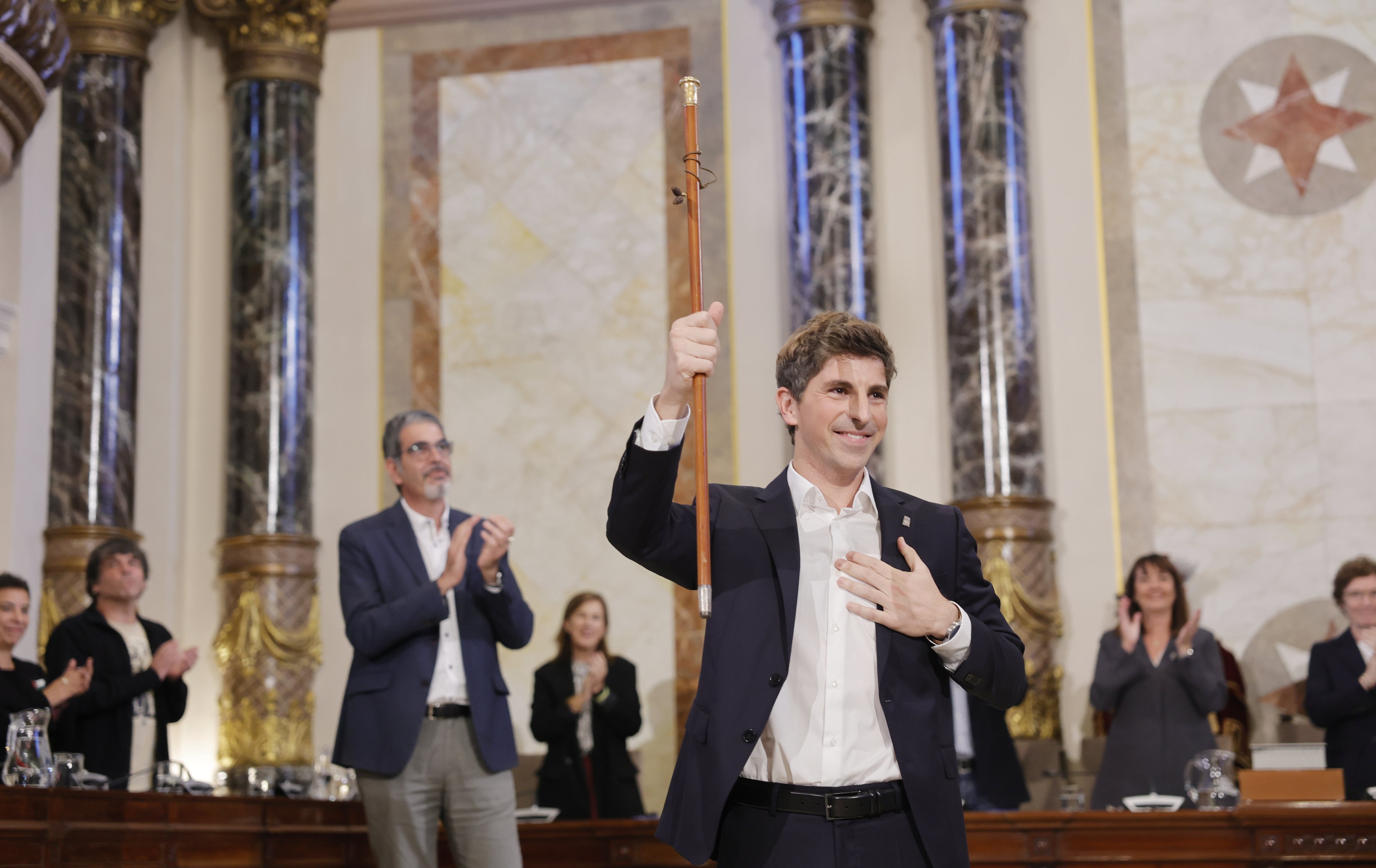 Jon Insausti alza el bastón de mando tras su nombramiento como alcalde de San Sebastián este miércoles.
