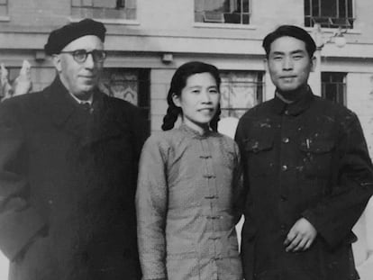 Arconada y su traductora china en 1957.