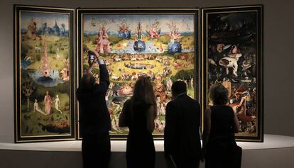 Visitantes observan 'El jardín de las Delicias' de el Bosco en el Prado.
