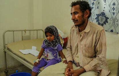 <p>Ali al-Qaifi llegó al hospital de Abs con su hija, enferma de malaria. Debido a la falta de tratamiento, la niña sufrió complicaciones, y su padre estaba desesperado por encontrar ayuda para ella. Este es su testimonio: </p> <p>"Cosechamos qat, pero apenas logro venderlo. Tengo seis hijos. Esta de aquí, la de la foto, ha estado enferma durante tres meses debido a la situación cada vez más deteriorada en la que nos encontramos. Lleva tiempo ingresada en el hospital, pero no parece que haya nada que la haga mejorar. Está sufriendo de anemia, tiene infecciones y también malaria. El resto de mi familia está en casa y también está enferma. Sufren todo tipo de enfermedades. Todo el mundo está enfermo y en malas condiciones de salud, pero su mala situación financiera hace que no puedan ir a un centro de salud que disponga más recursos. Además, el cólera está en todas partes; el agua está contaminada y yo ya he decidido que es mejor ni beber. Tenemos tanques, pero no conseguimos que nos traigan agua de manera regular. La situación no puede ser peor. Ni siquiera puedo cubrir las necesidades de mi propia familia. Mi hermano tiene ocho niños y pasa muchas dificultades para poder poner algo de comida sobre la mesa. Yo no tengo el dinero para pagar nada; usamos siempre la misma ropa y las mismas alfombras porque no tengo dinero para otras. Ni siquiera tenemos puertas. Tenemos casas sin puertas y eso hace que en invierno pasemos frío y quedemos expuestos a la lluvia. Mi padre enfermó y aunque lo hospitalizamos, falleció. Mi madre también murió. No es fácil sobrevivir así para las personas más mayores. Yo no soy más que un ejemplo. Muchas otras personas están pasando por situaciones similares a la nuestra".</p>