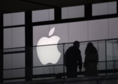 Una persona pasea junto a una tienda Apple en Pekín.