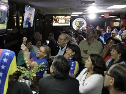 Cidadãos venezuelanos em restaurante em Doral, Flórida.